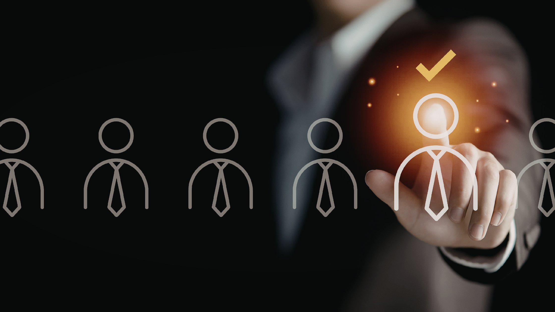 Mão selecionando bloco de madeira com ícone vermelho entre candidatos, representando a escolha do vendedor B2B ideal